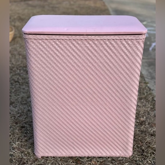 Vintage Retro Pink Woven Laundry Basket Hamper MCM PADDED LID SEAT GOOD - Picture 1 of 14